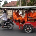Monjes en Tuk Tuk en Camboya